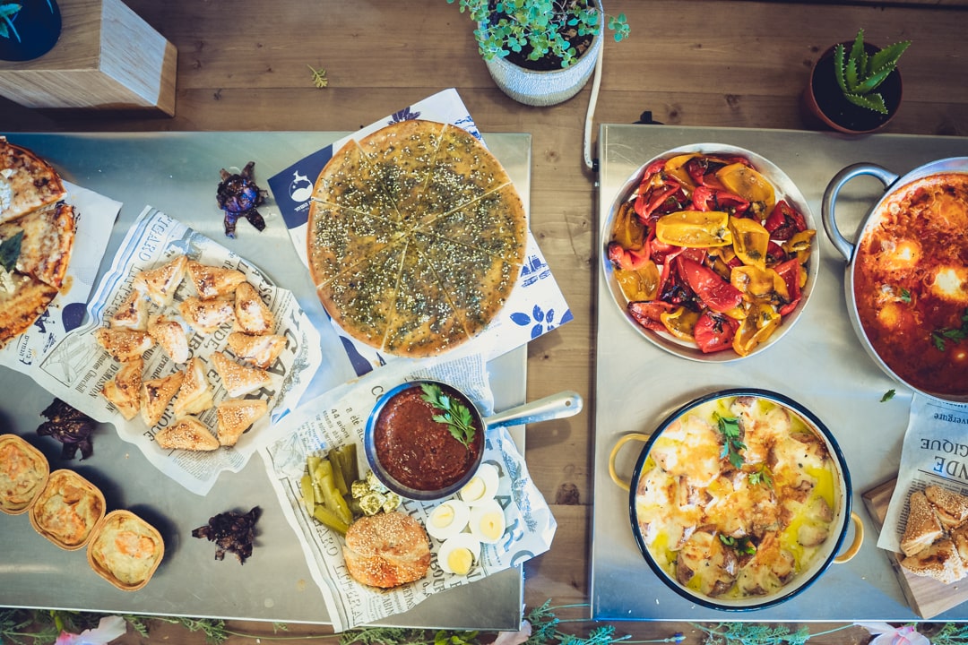 איור של תפאורה של ארוחת ערב ישראלית מסורתית